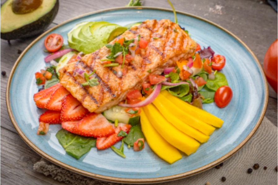 Ensalada de Salmon con Fresas y Mango