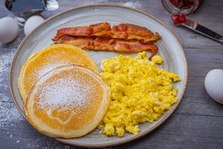 Desayuno Americano ( Huevos Revueltos, Tocineta y 