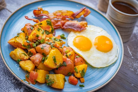 Huevos Fritos con Tocineta y Papas de la casa