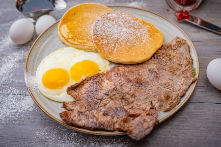 Strong Breakfast ( Pancakes, Carne asada y Huevos 