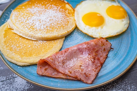 Pancakes con Jamón y Huevos fritos