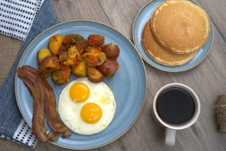Combo Americano # 1 Huevos fritos, papas de la cas