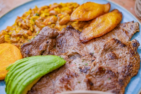 Calentado Antioqueño con Carne a la Plancha