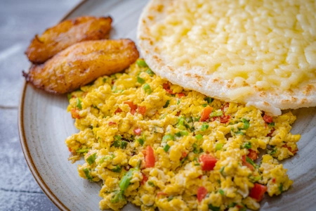 Huevos pericos con arepa