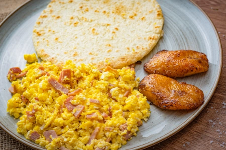 Huevos con Jamón y Arepa