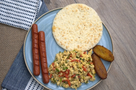 Salchiperico con arepa