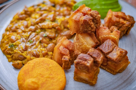 Calentado antioqueño con Chicharrón