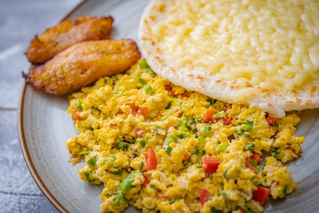 Huevos Pericos y Arepa con Queso