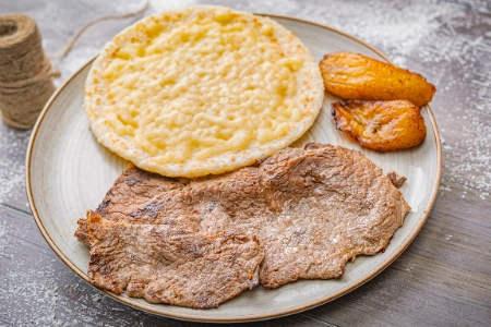 Carne Asada con Arepa con Queso