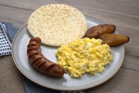 Huevos con Chorizo y arepa