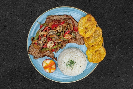 Bistec con Champiñones y Pimientos
