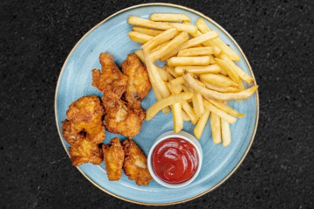 Alitas de Pollo con Papitas Fritas