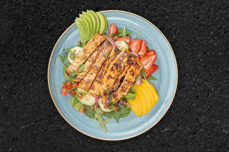 Ensalada de Pollo con Fresas y Mango