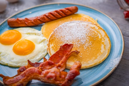 Huevos fritos con Tocineta, salchicha y Pancakes