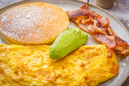 Omelette con Tocineta y pancake