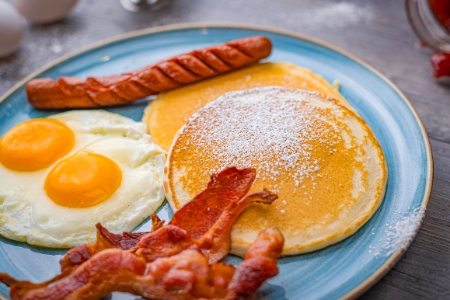 Pancakes, Huevos fritos, salchicha y Tocineta